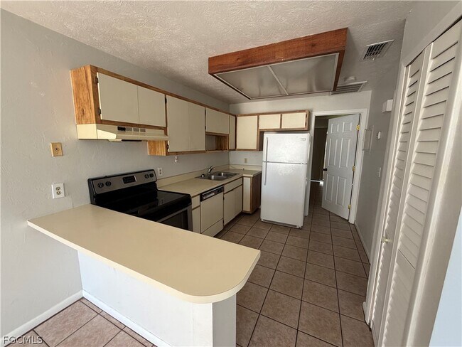 Building Photo - 3417 SW Santa Barbara Pl