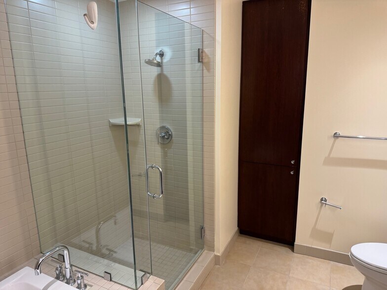 Shower and Tub - 35 E 100 S