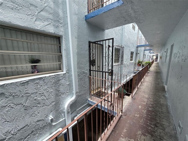 Building Photo - 1555 W 44th Pl