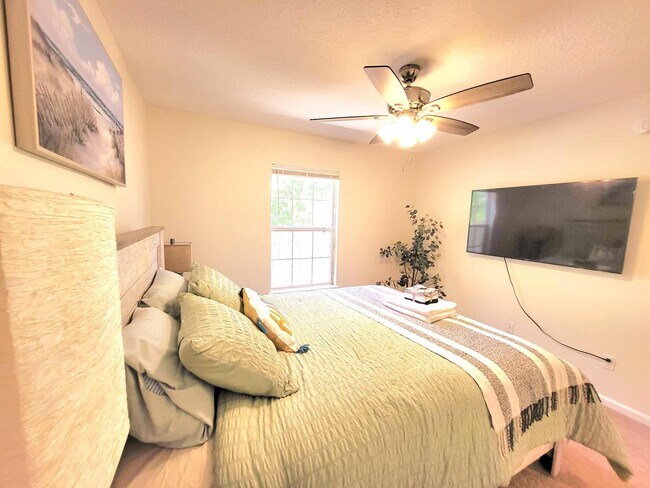 Building Photo - 5260 Collins Rd