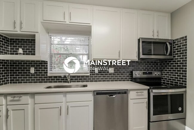 Building Photo - 3 Bedroom Pet-Friendly Home in DEBARY, FL ...