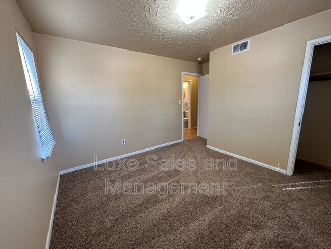 Building Photo - 116 W Rose Dr