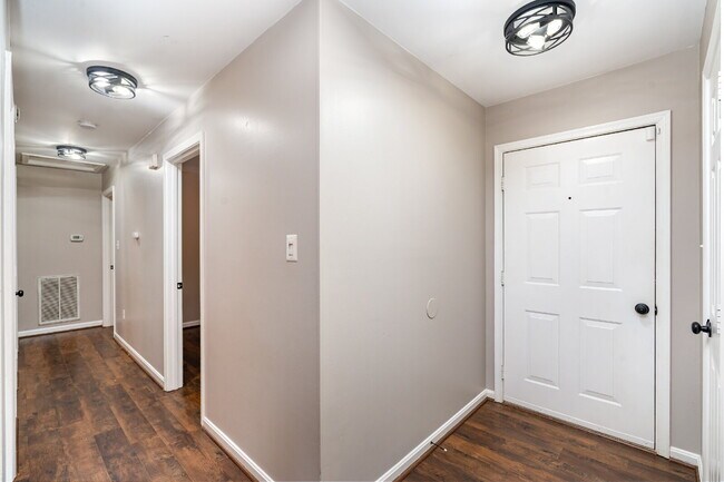 Building Photo - Charming One-Level Home in Quiet Cul-de-Sa...