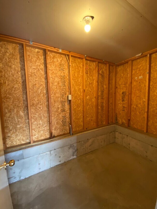 Building Photo - Canfield Court Condo (APP#170)