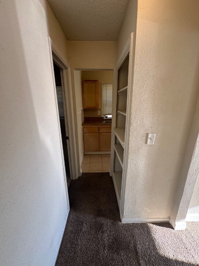 Building Photo - "Charming 1-Bedroom Retreat in the Heart o...