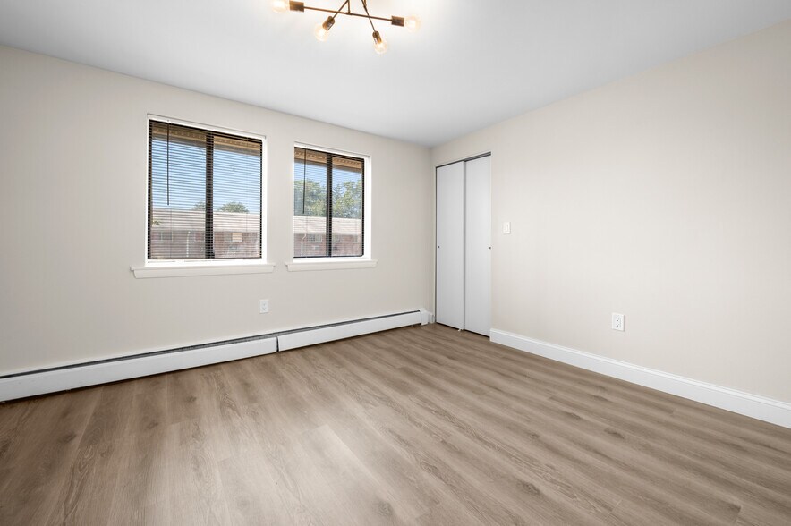 Building Photo - 10 Henderson Dr