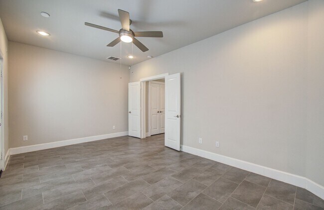 Building Photo - Beautiful 3-story House In the Heart of Ho...