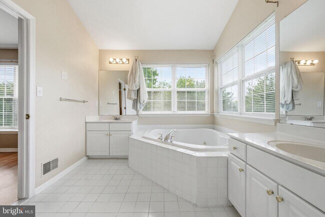 Building Photo - 445 Tuvira Ln