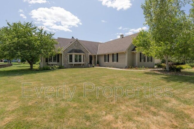Primary Photo - 1617 Legend Cir