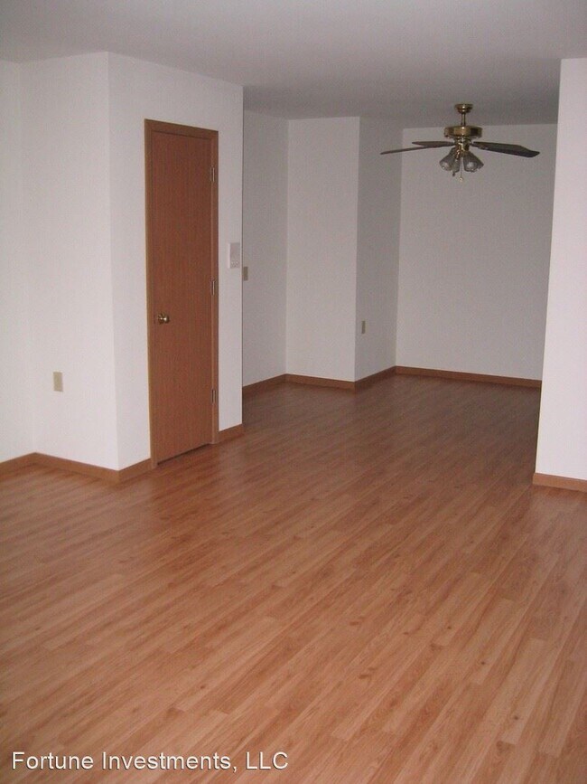 Building Photo - 2 br, 1 bath Apartment - 6522-28 Lake Rd 6...