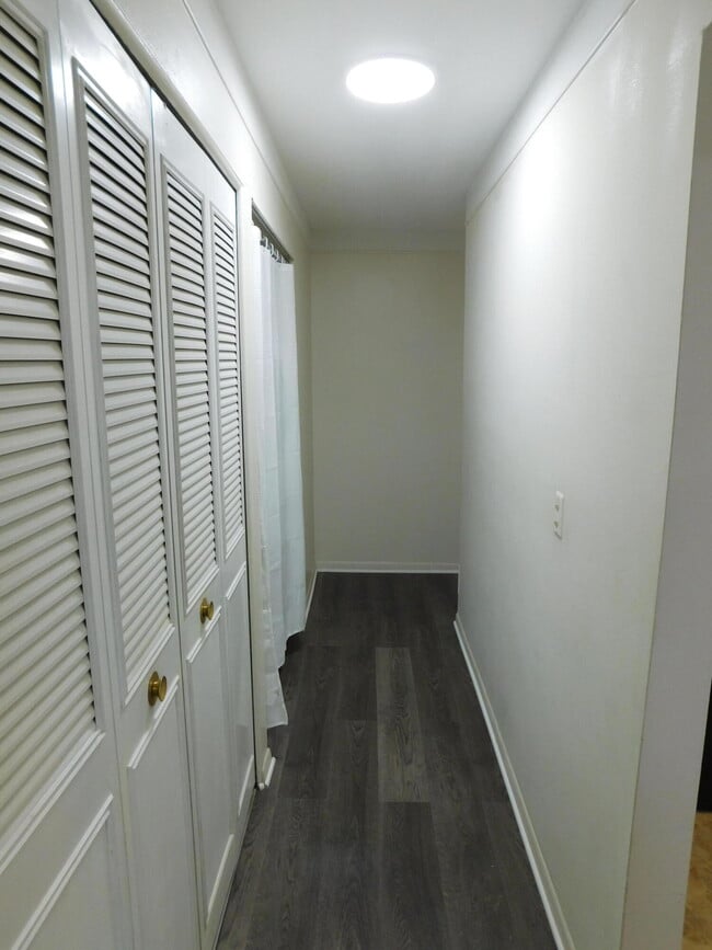 Building Photo - 448 N Fox Hills Dr