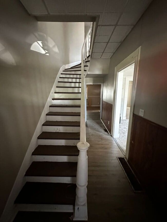 Building Photo - 3 Bedroom | 2 Bathroom | $1,400