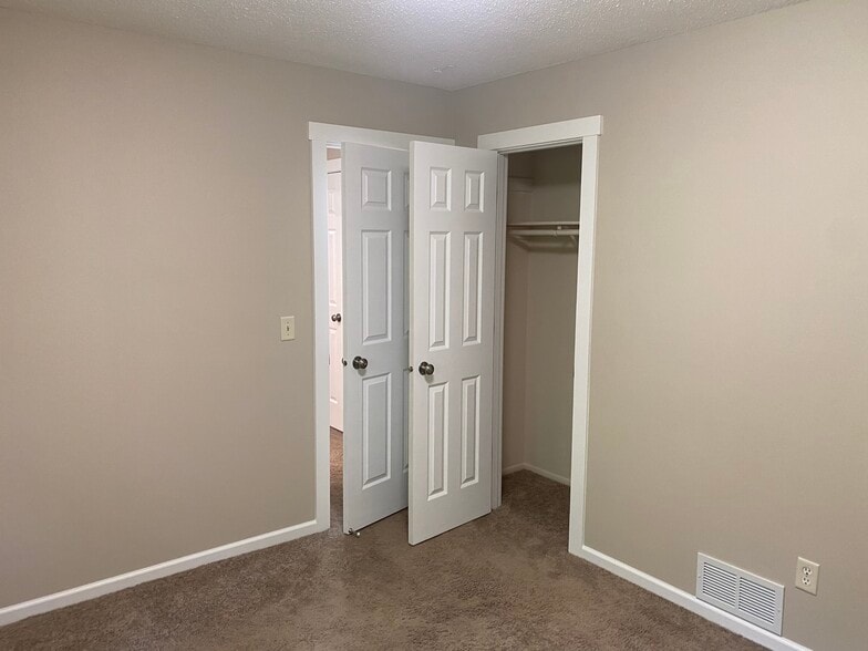 Building Photo - 10610 Johnson Cir