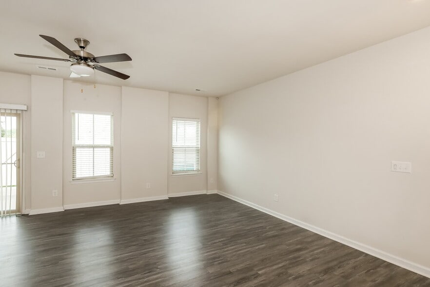 Building Photo - 307 Pond Place Ln