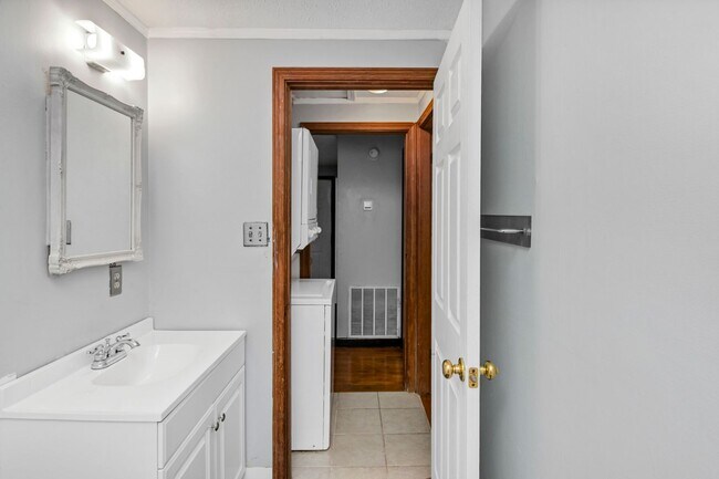 Building Photo - Just 8 Minutes from USC – Charming 2 Bedroom Home with Covered Front Porch!