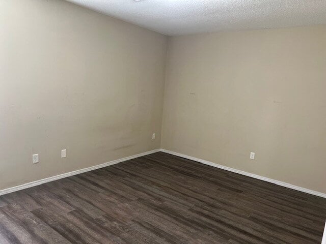 Building Photo - "Charming 3-Bedroom with 2 Full Baths in F...