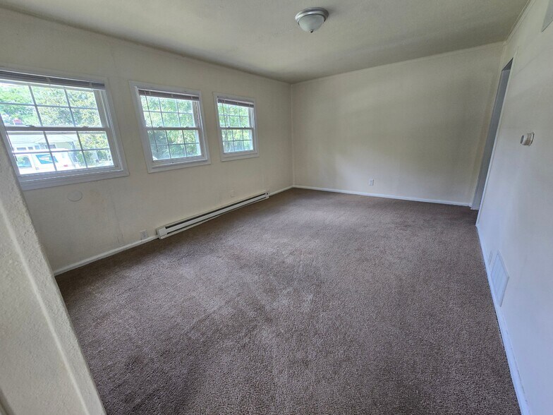 Building Photo - 1025 Bradley Ln