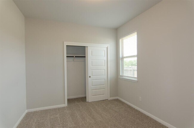 Building Photo - 905 Olive Creek Dr