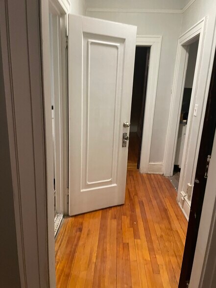 Building Photo - 572 Dickinson St