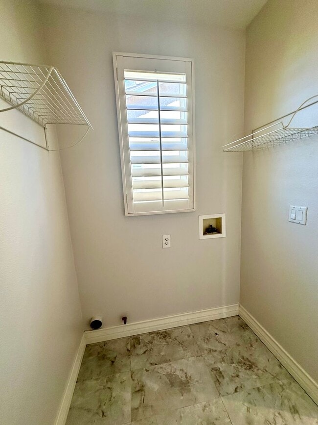 Building Photo - 4 bedroom beautiful Irvine home in gated N...