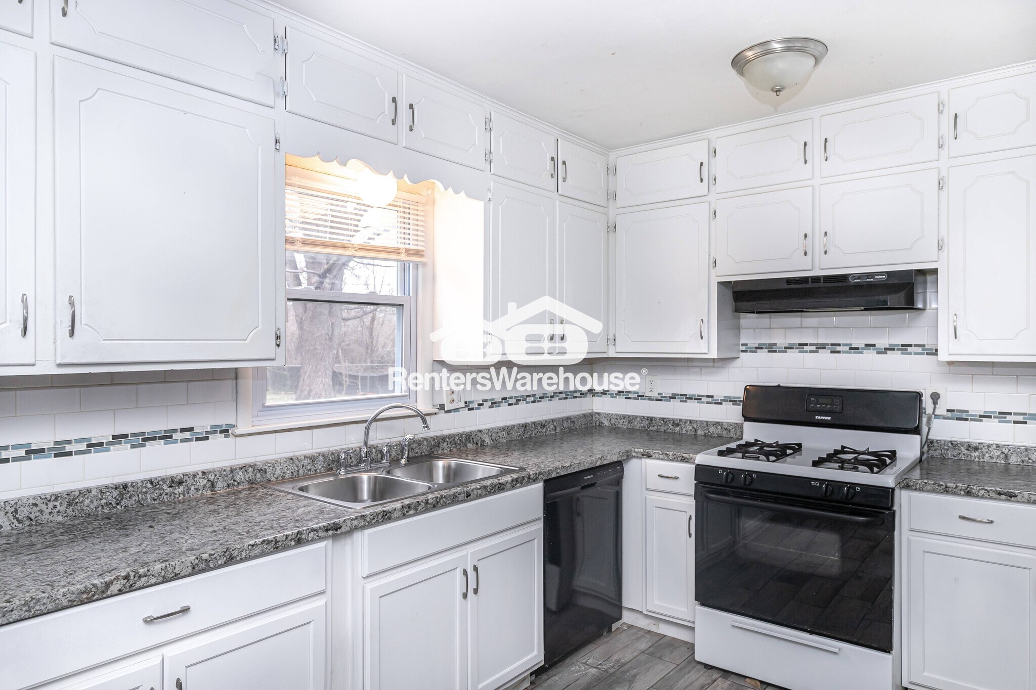 Building Photo - 10741 Cambridge Ave