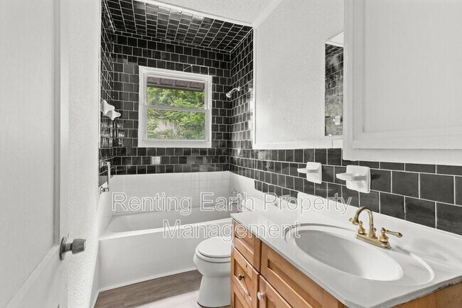 Building Photo - 624 83rd Pl S