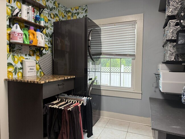 Building Photo - Adorable 2-Bedroom Cottage in Marion!