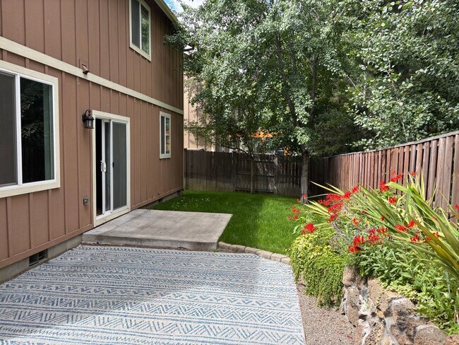 Building Photo - 3 Bedroom House with Large Bonus Room and ...