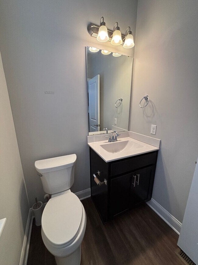 Building Photo - Beautiful Townhome in Washington! - 2 Bedroom