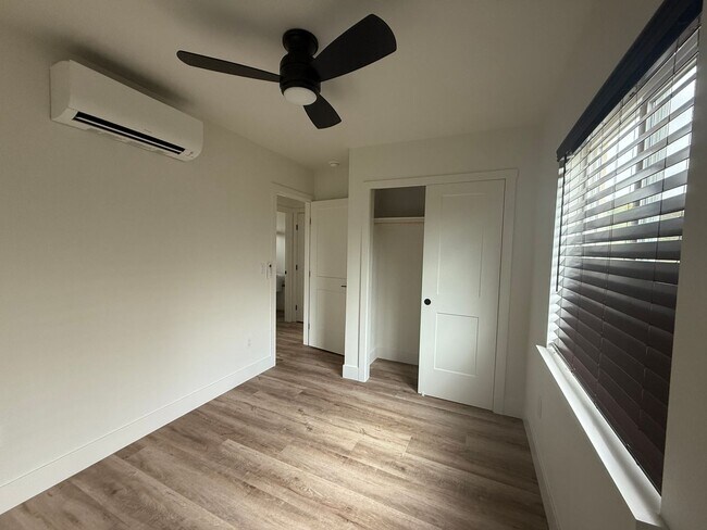 Building Photo - DSI250