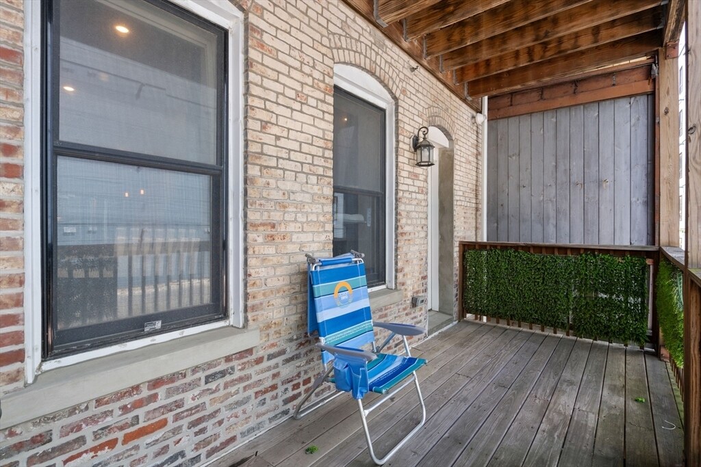 Building Photo - 338 Meridian St