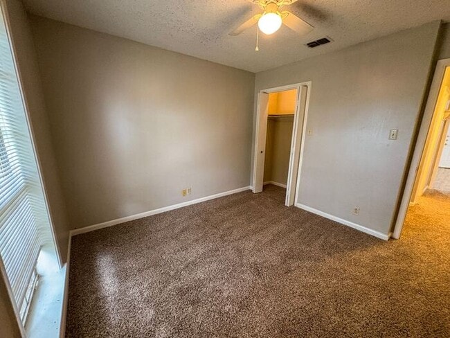 Building Photo - 3 Bedroom 2 Bath *Upstairs* Apartment in S...
