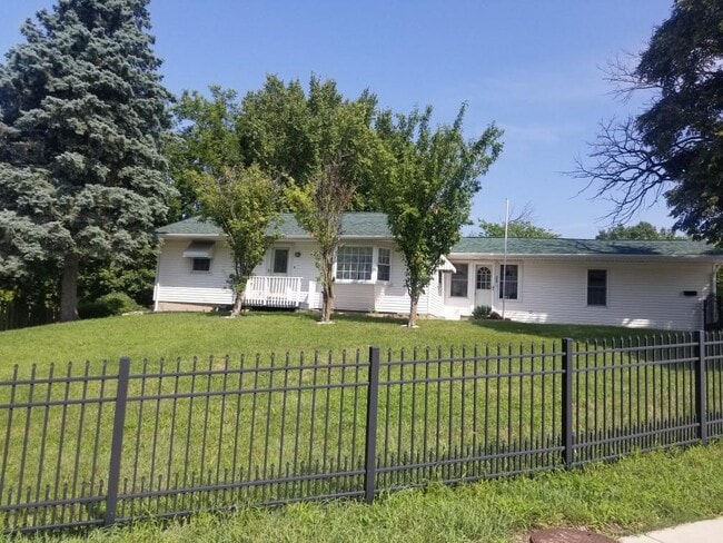 Primary Photo - 203 Center Pl