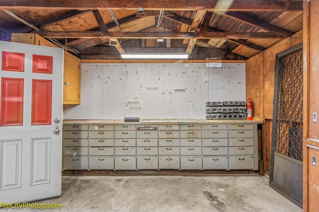 Building Photo - Charming Bungalow in Overlook neighborhood...