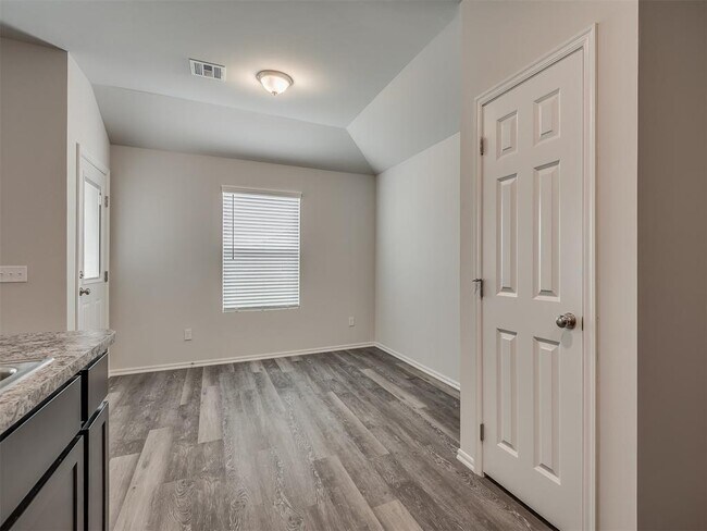 Building Photo - 1009 S Colt Ln