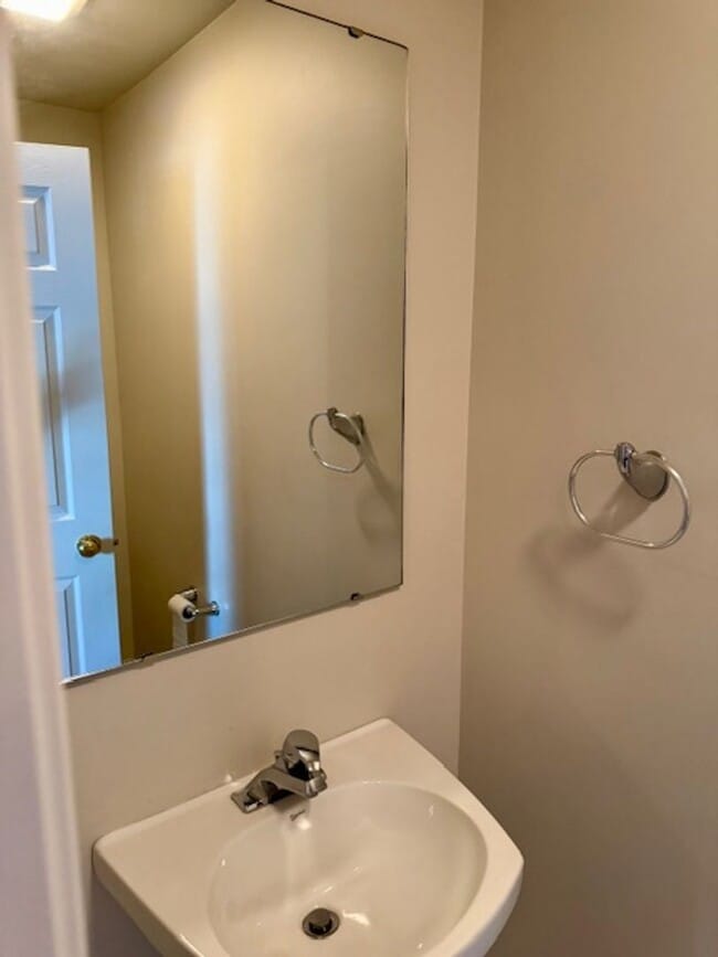 Building Photo - 3 Bedroom, 2.5 Bathroom Townhouse; Short Drive to MSU Campus