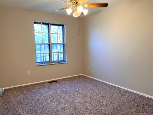 Building Photo - Updated 2 bedroom Townhome - University City