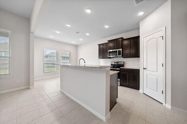 Building Photo - 4 Bedroom Home in Troy ISD!