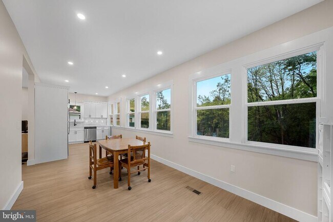 Building Photo - 75 Dreamland Park Dr