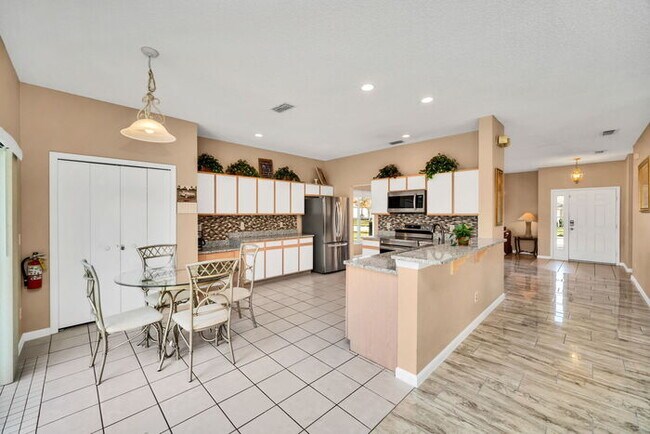 Building Photo - Partially Furnished 6 bedroom/5 Bath home
