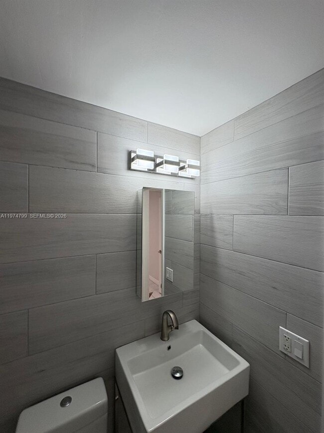 Building Photo - 510 Santander Ave