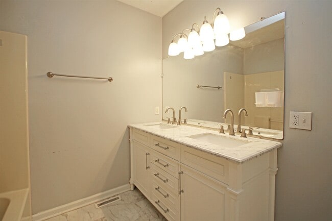 Building Photo - 235 Quail Run Dr