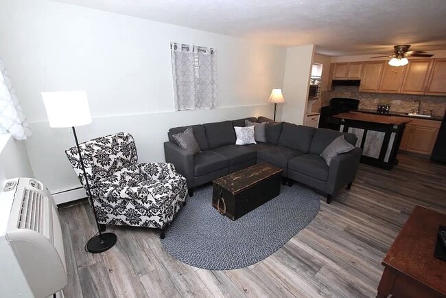 Building Photo - Updated 1 bedroom condo in ideal North Reading / Andover Rte 28 location.