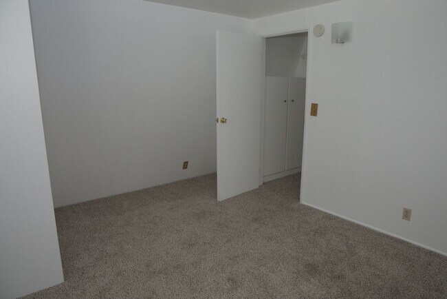 Building Photo - 690 Talmadge Rd