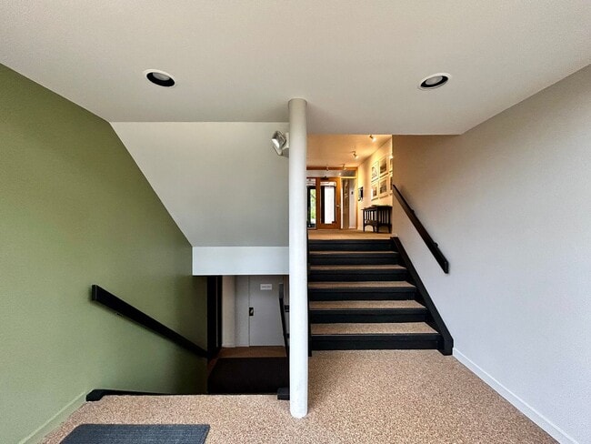 Building Photo - Two Bedroom Condo Available In Downtown Boulder