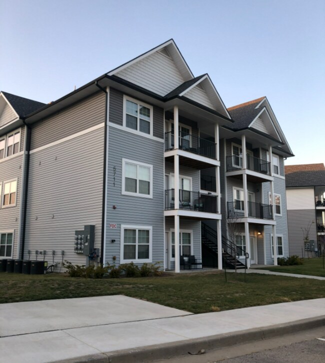 Building Photo - Brighton Crossing Apartments 1st Floor Large Apartment Available