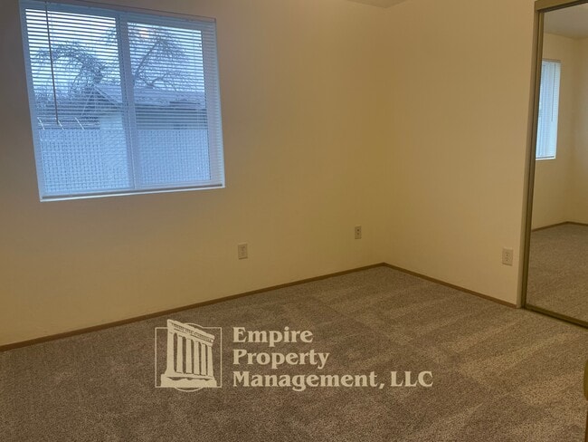 Building Photo - 355 Maple St