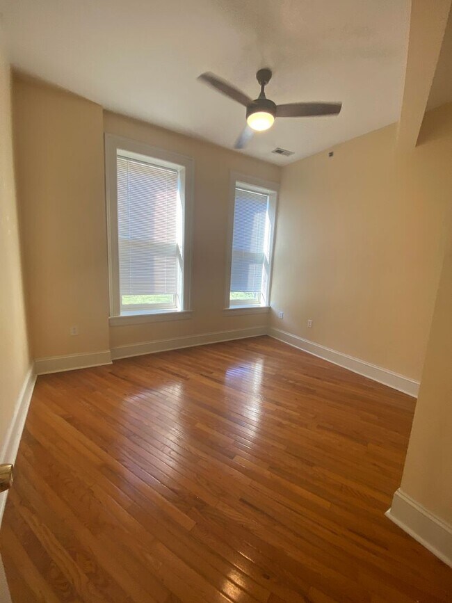 Building Photo - Beautiful 2 Bed 1 Bath in THE GROVE!