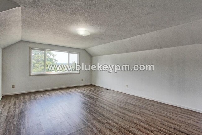 Building Photo - 5 Bedrooms, 2.5 Bathrooms Home in Oregon City
