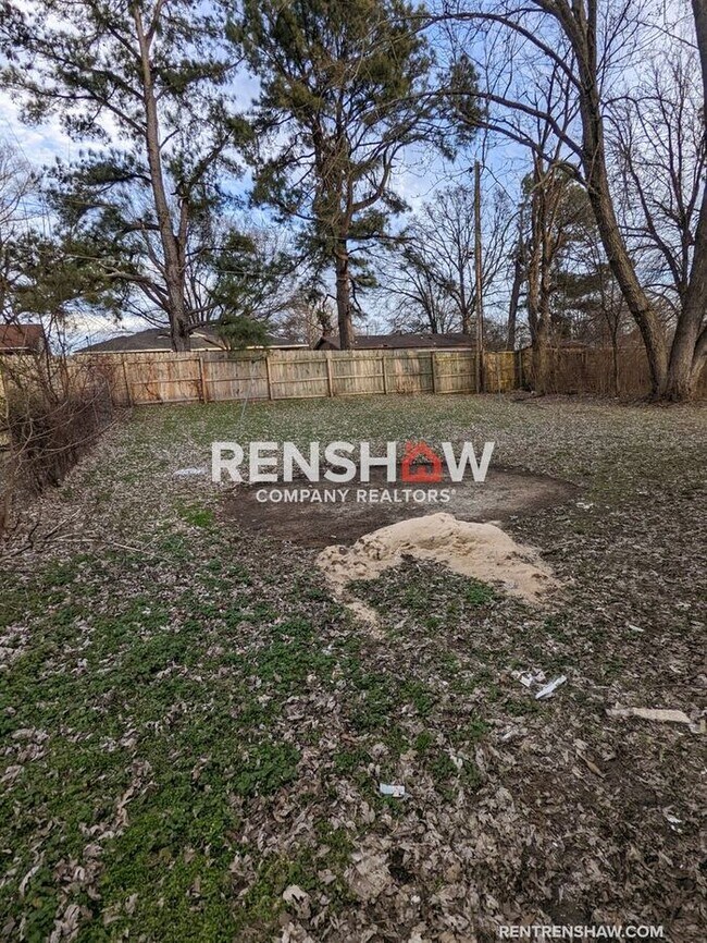 Building Photo - COMPLETELY RENOVATED 4 Bedroom / 1.5 bath ...